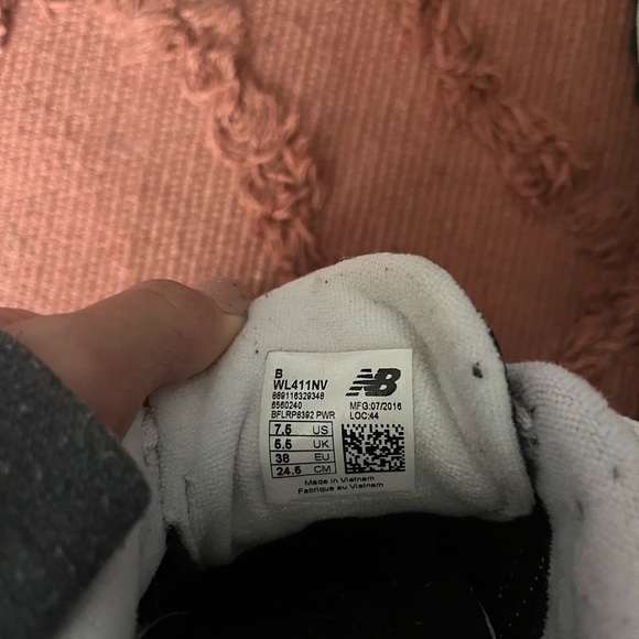 BARELY WORN NEW BALANCES! - Picture 4 of 4